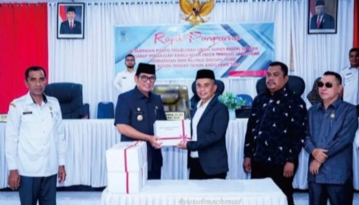 PJ Bupati Buton Tengah Sampaikan Raperda APBD 2024 Dalam Rapat Paripurna DPRD Buteng