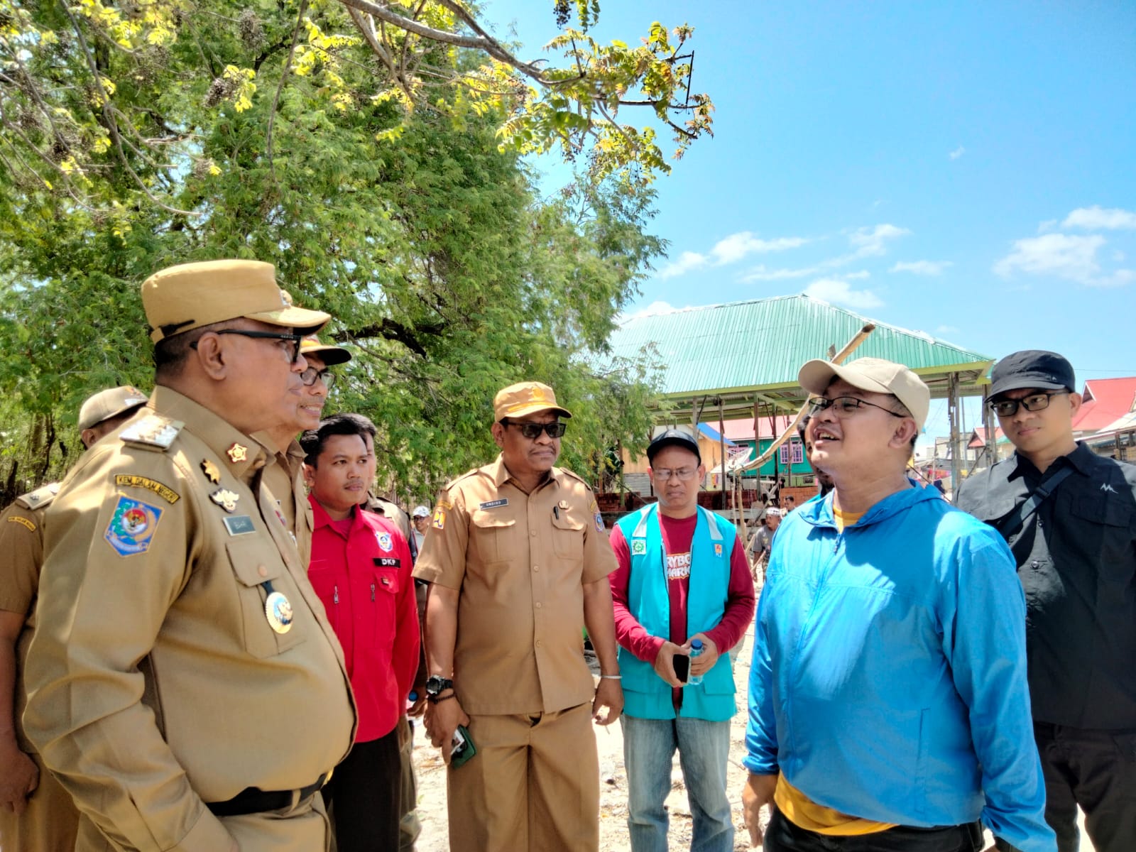 Pj Bupati Mubar bersama rombonga saat meninjau lokasi Pembangunan PLTS di Pulau Bero, kecamatan Tiworo Utara, Muna Barat (Foto: Pialo/kabartime.com)