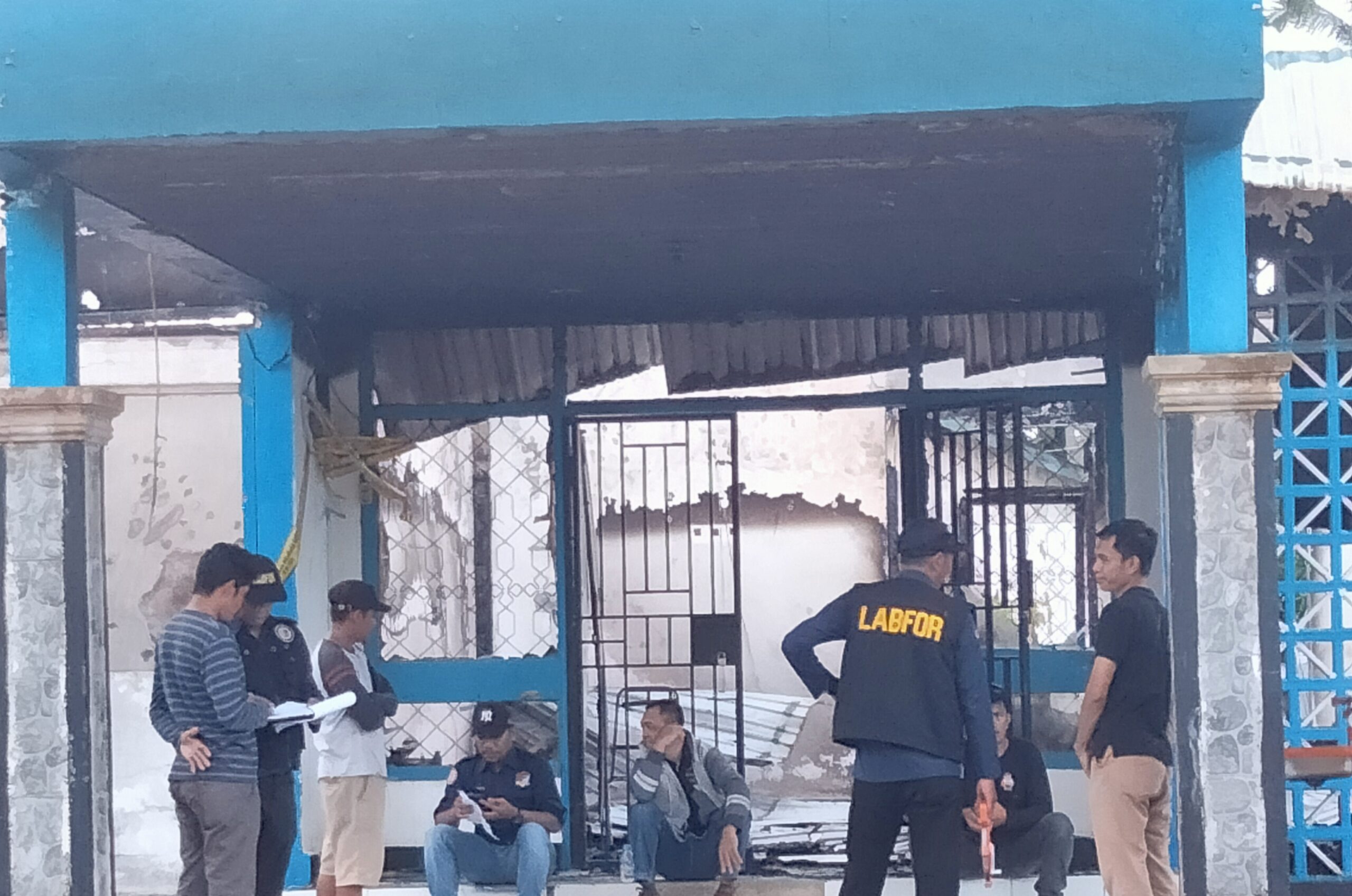 Ketgam : Tim Labfor Polda Sulsel bersama Polres Muna saat menggelar Olah TKP dalam perkara Kebakaran Kantor PUPR Mubar. (Foto Kabartime.com)
