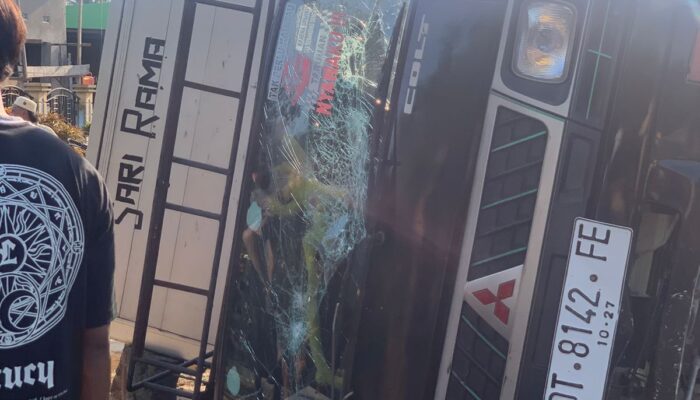 Laka Tunggal, Mobil Boks di Mubar Terbalik