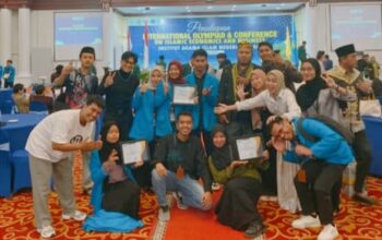 Ketgam : Para Juara Dari TIM FEBI IAIN Kendari berfoto Bersama Dengan Coach Muhamad Tonasa,S.Ak., M.Ak., di International Olympiad on Islamic Economics and Business (IOSIE) Institut Agama Islam Negeri (IAIN) Kendari yang resmi ditutup di Hotel Azizah Syariah, Kamis (7/3/2024).( Foto : Dok Pribadi/Kabartime.com).