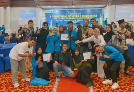 Ketgam : Para Juara Dari TIM FEBI IAIN Kendari berfoto Bersama Dengan Coach Muhamad Tonasa,S.Ak., M.Ak., di International Olympiad on Islamic Economics and Business (IOSIE) Institut Agama Islam Negeri (IAIN) Kendari yang resmi ditutup di Hotel Azizah Syariah, Kamis (7/3/2024).( Foto : Dok Pribadi/Kabartime.com).