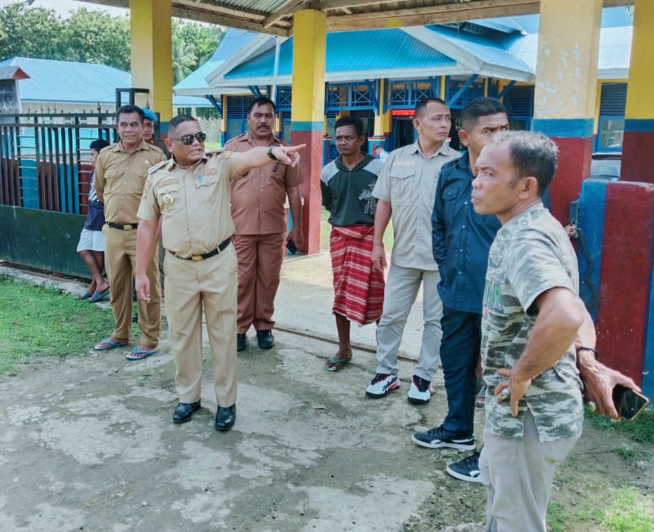 Ketgam : Pj Bupati Muna Barat, La Ode Butolo didampingi Kepala BPBD Muna Barat, Ir Karimin dan Kepsek SMPN 1 Napano Kusambi, La Ode Suhaeni saat meninjau lokasi terjadinya banjir di halaman sekolah tersebut. (Foto :Kabartime.com).