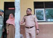 Ketgam : Penjabat (Pj) Bupati Muna Barat (Mubar) La Ode Butolo saat meninjau langsung kondisi gedung SD Negeri 2 Lawa yang rusak parah. (Foto : Kabartime.com).