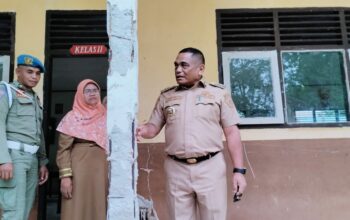 Ketgam : Penjabat (Pj) Bupati Muna Barat (Mubar) La Ode Butolo saat meninjau langsung kondisi gedung SD Negeri 2 Lawa yang rusak parah. (Foto : Kabartime.com).