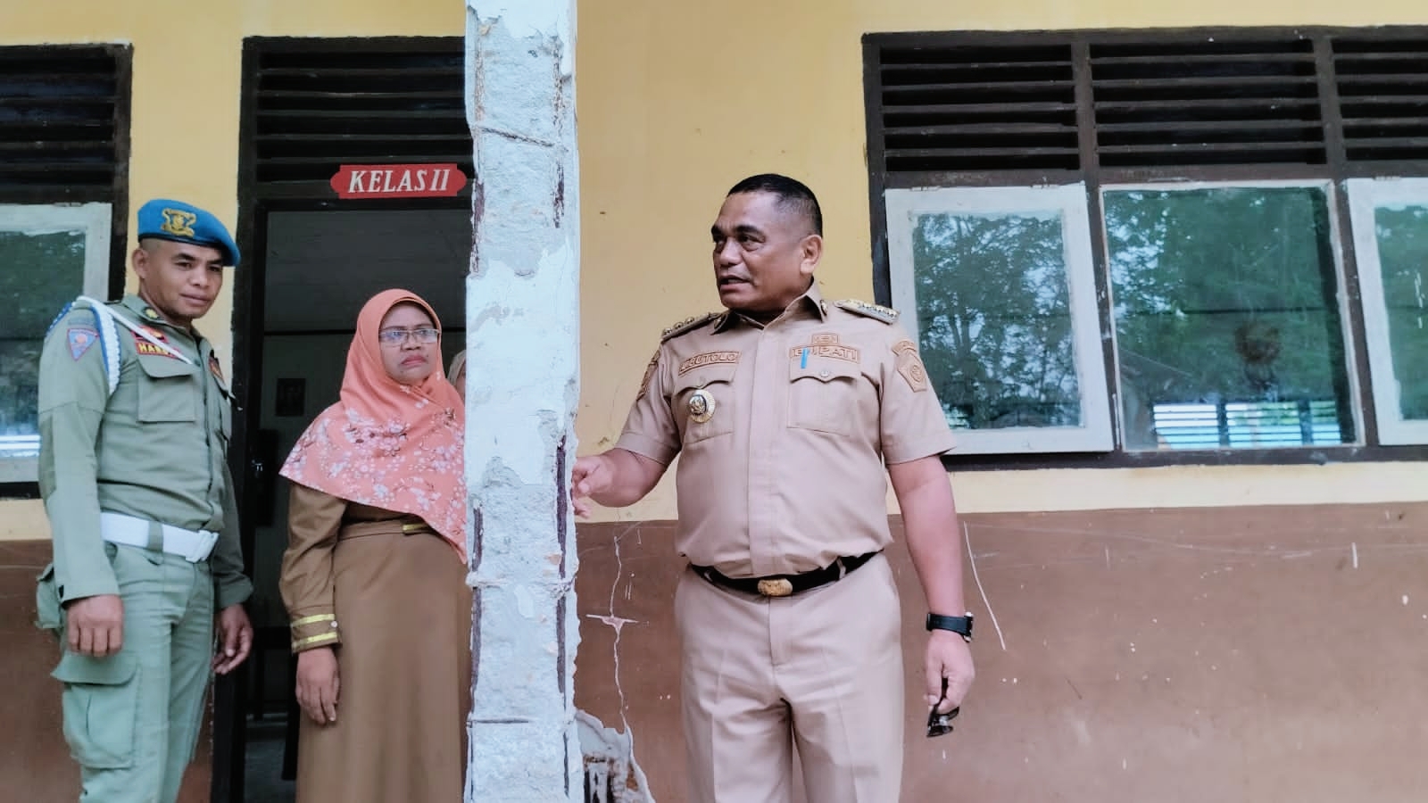 Ketgam : Penjabat (Pj) Bupati Muna Barat (Mubar) La Ode Butolo saat meninjau langsung kondisi gedung SD Negeri 2 Lawa yang rusak parah. (Foto : Kabartime.com).