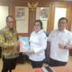 Ketgam : Dr Bahri, Saat masih menjadi Pj Bupati Mubar bertemu  Direktur Telekomunikasi, Dirjen Penyelenggaraan Pos dan Informatika, Aju Widyasari, sekaligus menyerahkan proposal pembangunan tower  atau menara BTS di Bumi Laworoku.(Foto : Dok.Pribadi /Kabartime.com)