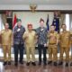 Ketgam : Penjabat (Pj) Gubernur Sulawesi Tenggara (Sultra) Andap Budhi Revianto didampingi para Kepala Perangkat Daerah menerima audiensi Konsulat Jenderal (Konjen) Australia Alex Stephens, and Ms. Cindy, di Aula Ruang Rapat Gubernur Sultra, Selasa (27/2/2024). Foto (Dok Pemprov Sultra/Kabartime.com).