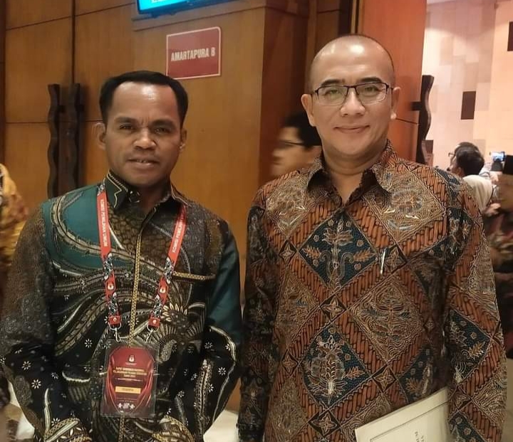 Ketgam : Ketu KPU Mubar, La Tajudin bersama Ketua KPU RI Hasyim Asy'ari (Foto : Dok Pribadi)