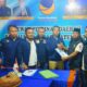 Ketgam : Taufan bersama Tim saat saat menyerahkan berkas pendaftaran LM.Rajiun Tumada di Partai Nasdem dan di terima langsung Sekretaris Partai NasDem Muna, La Ode Abadi Arief Ati Malefu, (foto Dok Pribadi)