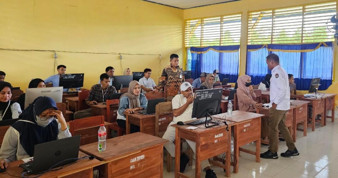 Ketgam : Komisioner KPU Muna Barat sedang memantau proses seleksi tertulis CAT Calon PPK di SMA Negeri 1 Tikep, (Foto Dok Pribadi)