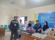 Ketgam : Kepala laboratorium enterpreneur FEBI IAIN Kendari, Muhammad Tonasa bersama mahasiswa FEBI IAIN saat melaksanakan kegiatan Pelatihan Bisnis Plan Mahasiswa, di laboratorium enterpreneur FEBI IAIN Kendari, Jumat (5/6/2024). (Foto Istimewa).