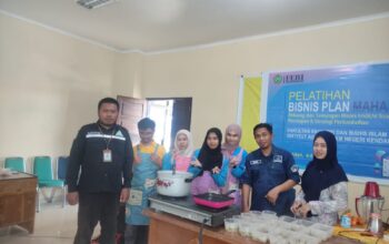 Ketgam : Kepala laboratorium enterpreneur FEBI IAIN Kendari, Muhammad Tonasa bersama mahasiswa FEBI IAIN saat melaksanakan kegiatan Pelatihan Bisnis Plan Mahasiswa, di laboratorium enterpreneur FEBI IAIN Kendari, Jumat (5/6/2024). (Foto Istimewa).