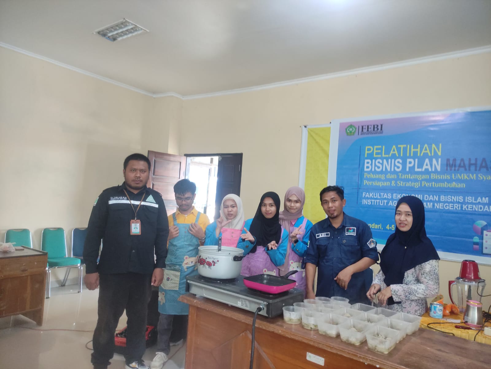 Ketgam : Kepala laboratorium enterpreneur FEBI IAIN Kendari, Muhammad Tonasa bersama mahasiswa FEBI IAIN saat melaksanakan kegiatan Pelatihan Bisnis Plan Mahasiswa, di laboratorium enterpreneur FEBI IAIN Kendari, Jumat (5/6/2024). (Foto Istimewa).