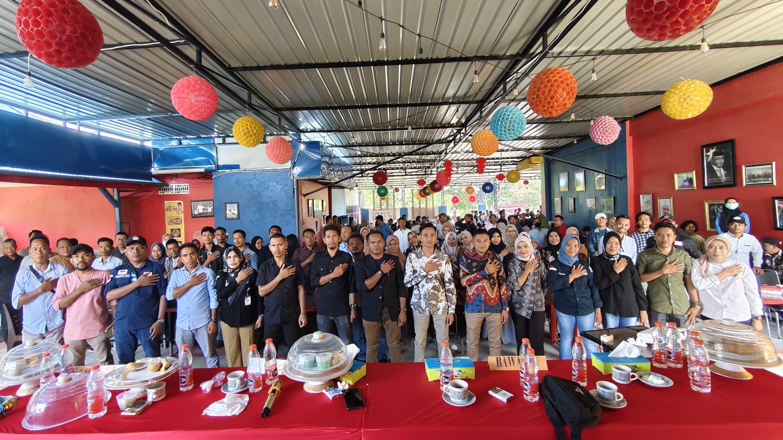 Ketgam : Komisi Pemilihan Umum (KPU) Muna Barat (Mubar) bersama badan Adhock saat melakukan rapat persiapan verifikasi faktual tahap dua dukungan calon perseorangan di RH Hotel, Rabu (31/7/2024).