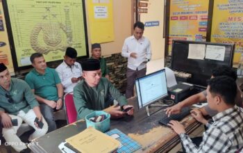 Ketgam : Ketua DPC PKB Mubar, La Ode Amin saat melaporkan Lukman Edy ke Polres Muna terkait dugaan fitnah dan pencemaran nama baik,Rabu (7/8/2024). (Foto : Istimewa).