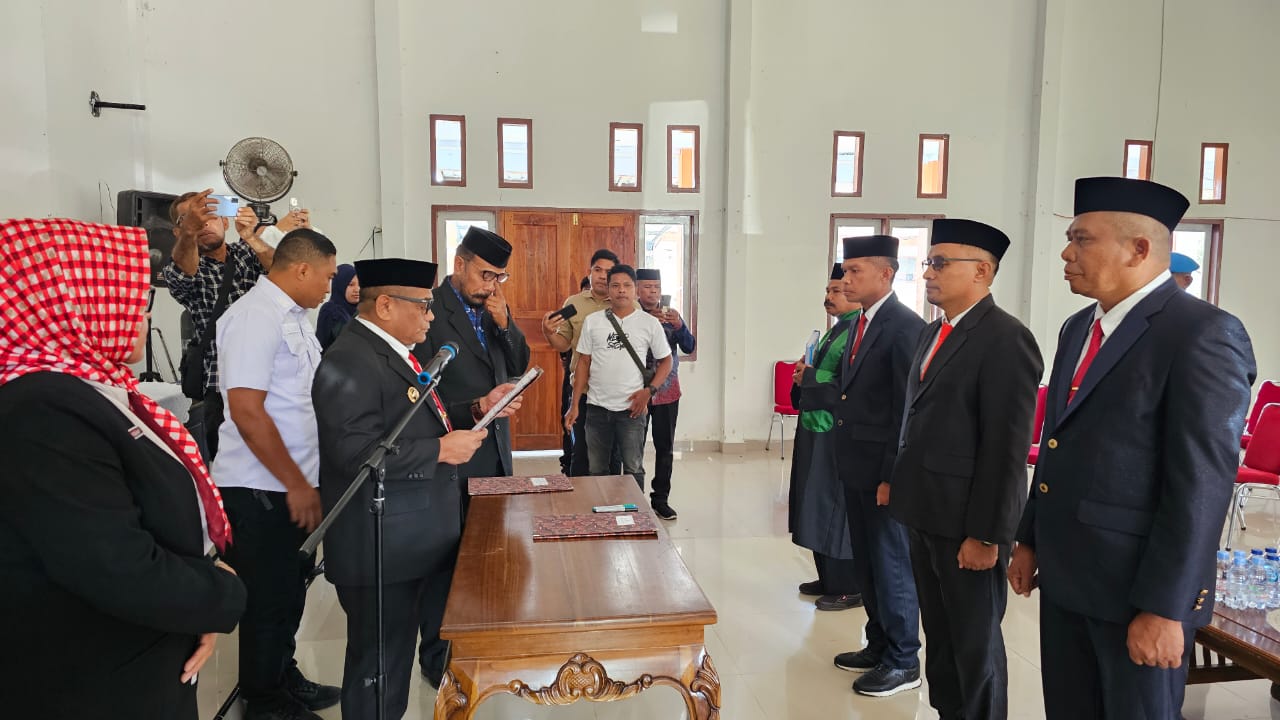 Ketgam : Penjabat Bupati Muna Barat (Mubar) La Ode Butolo saat melantik tiga pejabat pimpinan tinggi Pratama atau eselon II di aula Kantor Bupati Muna Barat,Jumat (9/8/2024), (Foto : Dok.Labartime.com).