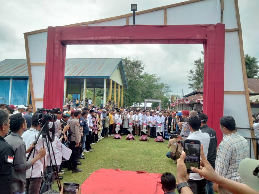 Ketgam : KPU Mubar sambut Pendaftaran Bakal Calon Bupati dan Calon Wakil Mubar, La Ode Darwin dan Ali Basa, di Halaman Kantor KPU Mubar, kamis (29/8/2024). (Foto : Elen Vanzila)