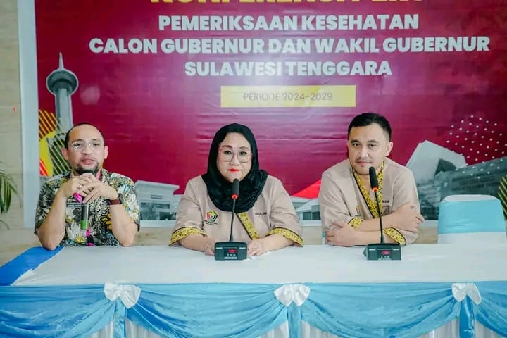 Ketgam : Pasangan Calon Gubernur dan wakil Gubernur Sultra, Tina Nur Alam- LM.Ihsam Taufik Ridwan saatelalikan konferensi Pers usai menyelesaikan tahapan pemeriksaan kesehatan di RS Bahteramas, Kendari, Sabtu (31/8/2024) (foto/Elen Vanzila)