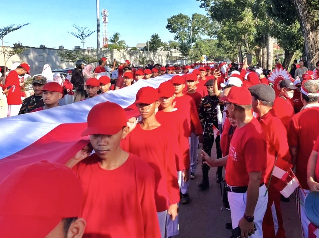 Ketgam : Peserta Barisan Kirab Kebangsaan dari Kepanitiaan Lintas Institusi saatembentangkan benderah merah putih Pelataran KantorLPP RRI Kendari, Sultra, Selasa (13/8/2024), (Foto : Dok Pribadi).