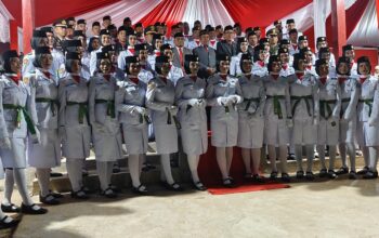 Ketgam : Pengukuhan Pasukan Pengibar Bendera Pusaka tingkat Kabupaten Muna Barat (Mubar) di Tribun Lapangan Kelurahan Wamelai, kecamatan Lawa,Mubar, kamis (15/8/2024) (foto : kabartime.com).