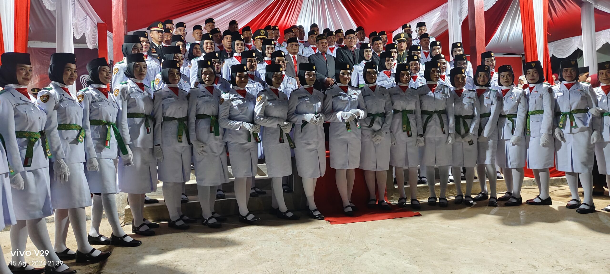 Ketgam : Pengukuhan Pasukan Pengibar Bendera Pusaka tingkat Kabupaten Muna Barat (Mubar) di Tribun Lapangan Kelurahan Wamelai, kecamatan Lawa,Mubar, kamis (15/8/2024) (foto : kabartime.com).