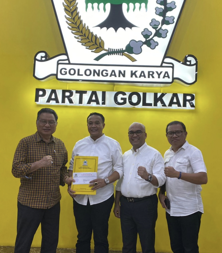 Ketgam : Pasangan Bakal Calon Bupati Muna, LM.Rajiun Tumada - Purnama saat menerima rekomendasi B1-KWK dari Partai Golkar didampingi oleh Pengurus DPD II Golar Muna, (foto : Dok Pribadi).
