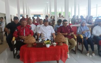 Ketgam : Plt Bupati Muna, Drs Bachrun La Buta, di dampingi Sekda Muna Edy Uga, Kadis Perindag Hardani Muuri, Kadis Kominfo Muh. Haidar, Kadis Keuangan LM Hasrun, Kadis Perpustakaan Tasrim Darjo, dan Kadis DLH LM Yakub saat melakukan peresmian pasar di Wakorumba Selatan, Muna, sabtu (21/9/2022) (foto: Elen Vanzila).