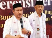 Ketgam : Pasangan Calon Bupati dan Wakil Bupati Muna Barat, La Ode Darwin- Ali Basa, saat menggelar Konferensi Pers di KPU Muna Barat, (Foto : Redaksi Kabartime.com).