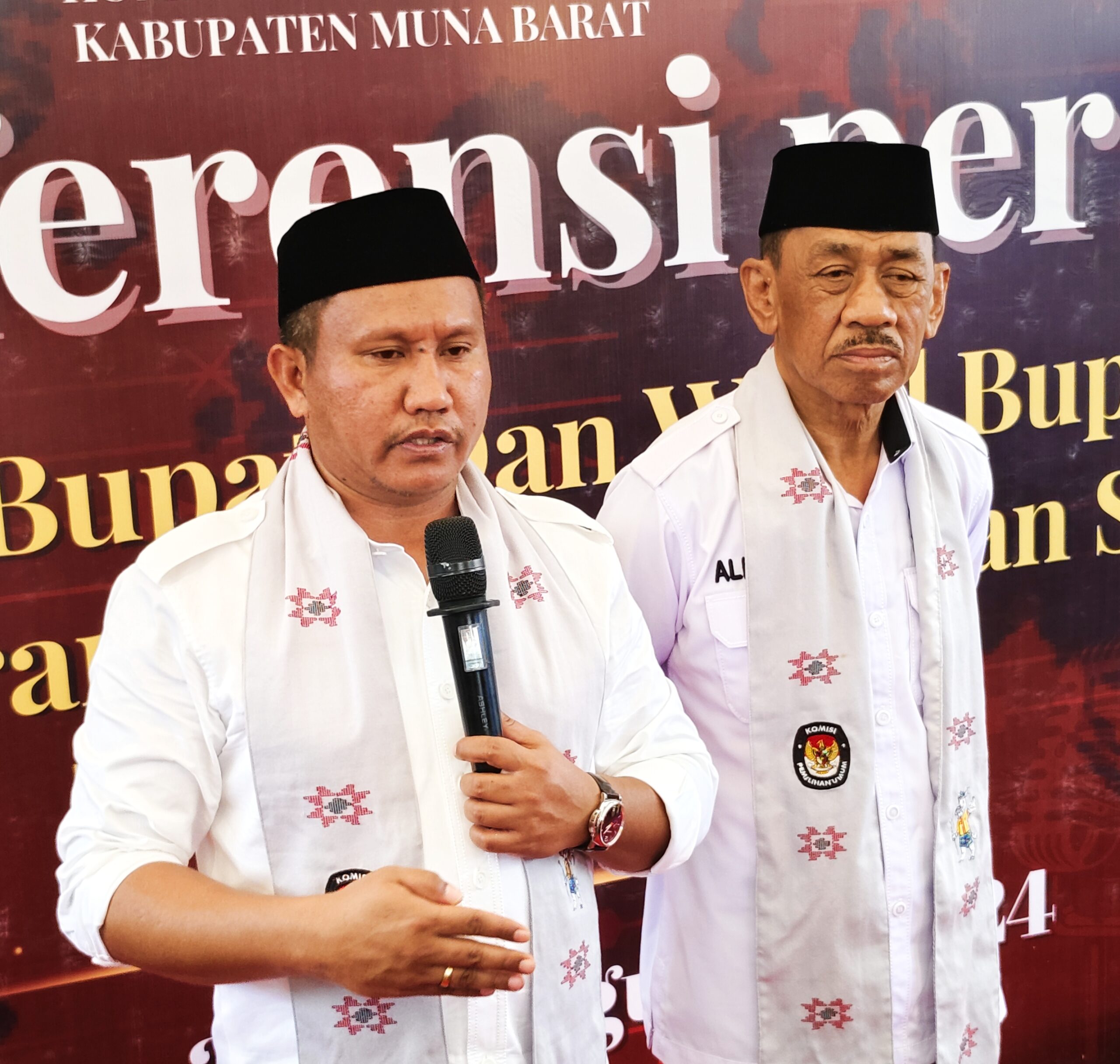 Ketgam : Pasangan Calon Bupati dan Wakil Bupati Muna Barat, La Ode Darwin- Ali Basa, saat menggelar Konferensi Pers di KPU Muna Barat, (Foto : Redaksi Kabartime.com).