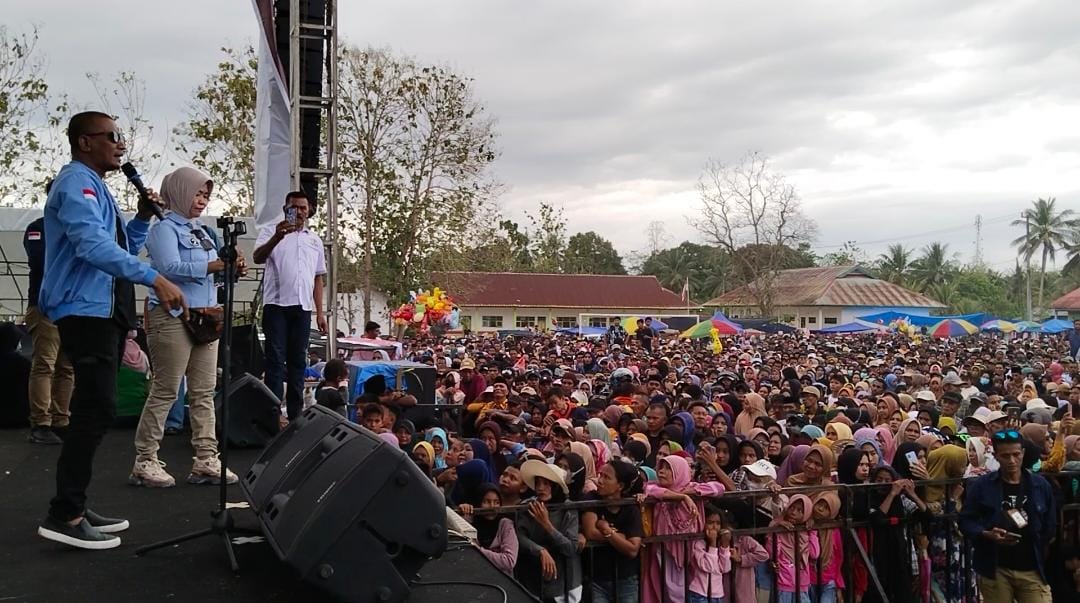 Ketgam : Tokoh Pemuda Kabupaten Muna, Sirajuddin saat menyampaikan orasi politik pada kampanye pasangan nomor urut dua, Rajiun-Purnama di Desa Wasolangka, Kecamatan Parigi, Selasa (08/10/2024).