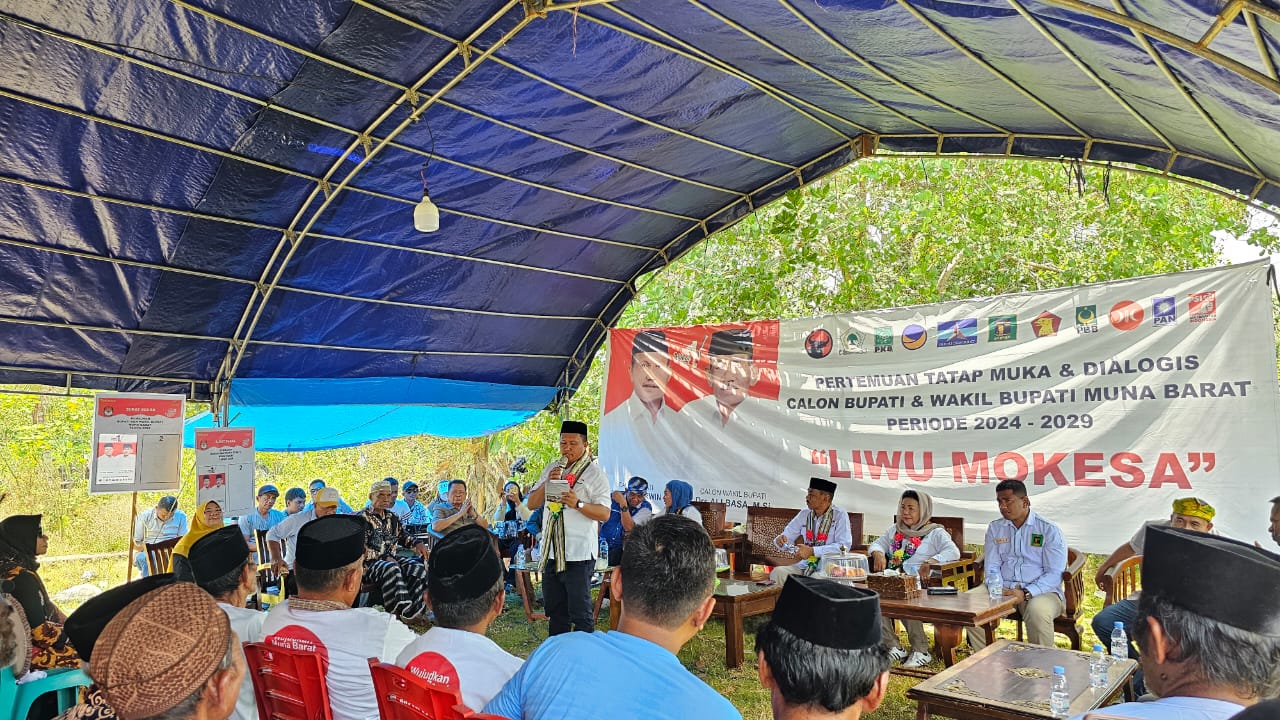 Ketgam : Kampanye - Pasangan calon bupati dan wakil bupati Muna Barat (Mubar), La Ode Darwin dan Ali Basa melakukan kampanye tatap muka dan dialogis bersama masyarakat di Desa Mekar Jaya, Kecamatan Tiworo Tengah, Minggu (13/10/2024). (Foto Redaksi Kabartime.com)