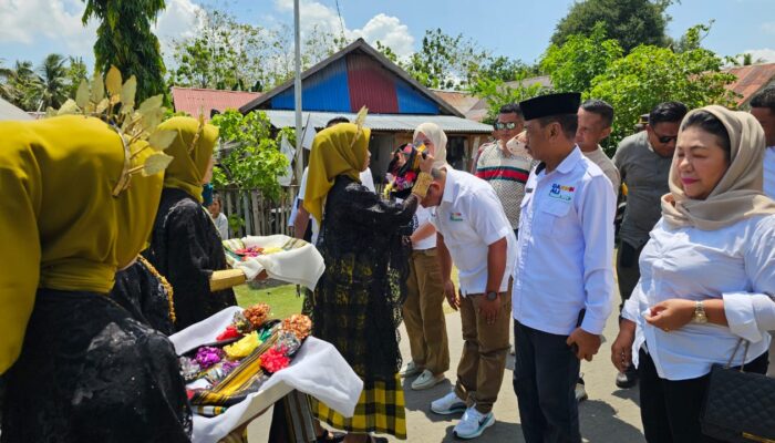 Kampanye di Desa Latawe, Darwin-Ali Basa Janji Bangun Dermaga hingga Bedah Rumah Tidak Layak Huni