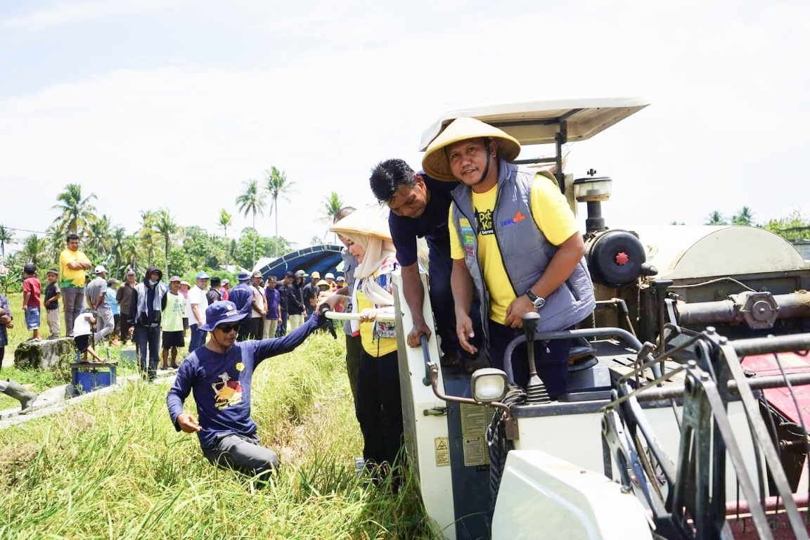 Ketgam : Calon Bupati Mubar, La Ode Darwin saat menghadiri panen raya di salah satu sama Masyarakat Mubar (Foto Istimewah)