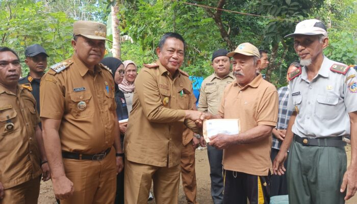 Pemda Mubar Serahkan Bantuan Pada 14 Korban Bencana Alam