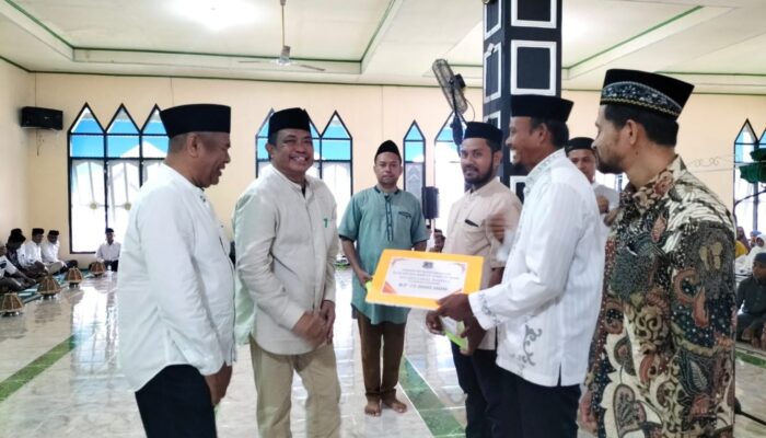 Pj Bupati Mubar Berikan Bantuan Beasiswa dan Rumah Ibadah