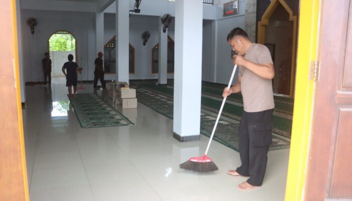 Aksi Nyata Propam Polresta Kendari : Bersihkan Mesjid Rayakan Hari Bhayangkara