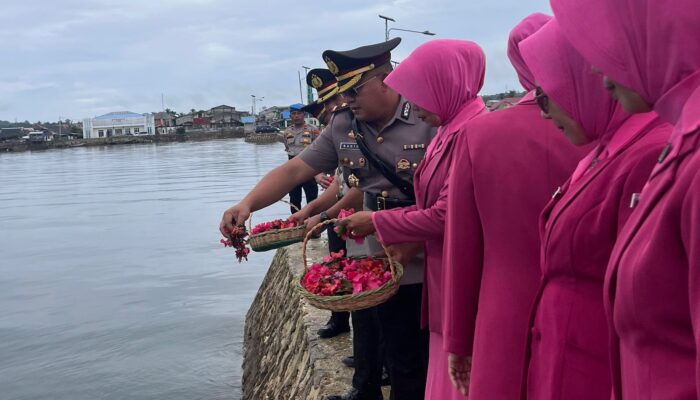 HUT Bhayangkara ke-79 : Polres Buton Tengah Tabur Bunga di Laut, Hormati Jasa Pahlawan