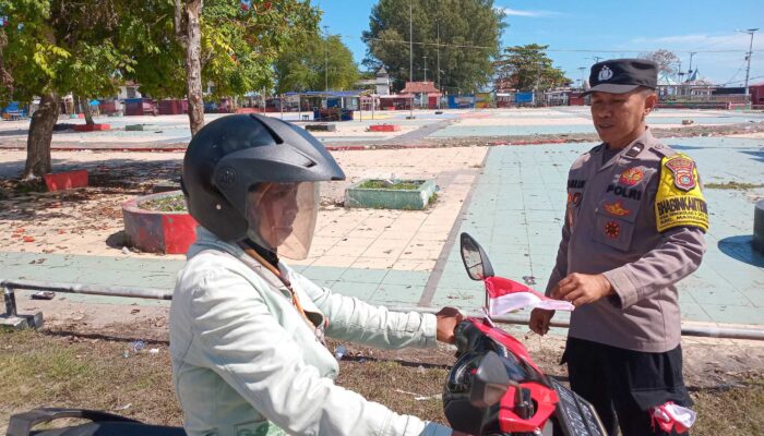 Semarak HUT RI ke-80: Polsek Mawasangka Bagikan Bendera, Gelorakan Nasionalisme