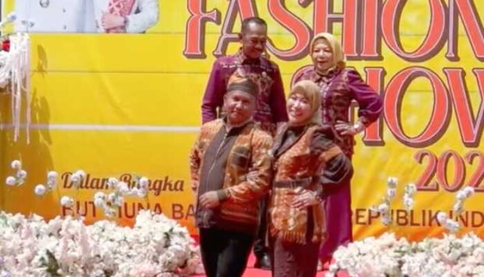 Pejabat Muna Barat Pamer Tenun Lokal di Fashion Show HUT RI ke-80