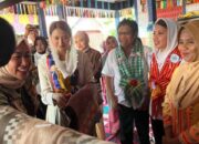 Ketgam : Wakil Menteri Perdagangan (Wamendag) Republik Indonesia, Dyah Roro Esti Widya Putri, bersama anggota DPR RI, Ridwan Bae saat mengunjungi Rumah tenun di Kabupaten Muna Barat, kamis (9/10/2025).