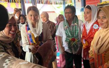 Ketgam : Wakil Menteri Perdagangan (Wamendag) Republik Indonesia, Dyah Roro Esti Widya Putri, bersama anggota DPR RI, Ridwan Bae saat mengunjungi Rumah tenun di Kabupaten Muna Barat, kamis (9/10/2025).