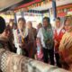 Ketgam : Wakil Menteri Perdagangan (Wamendag) Republik Indonesia, Dyah Roro Esti Widya Putri, bersama anggota DPR RI, Ridwan Bae saat mengunjungi Rumah tenun di Kabupaten Muna Barat, kamis (9/10/2025).