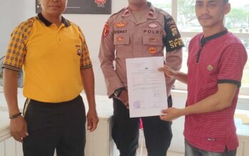 Ketua DPRD Mubar La Ode Rafiudin melaporkan dugaan pencemaran nama baik di Polres Muna, sabtu (18/10/2025).(foto : Kabartime.com).