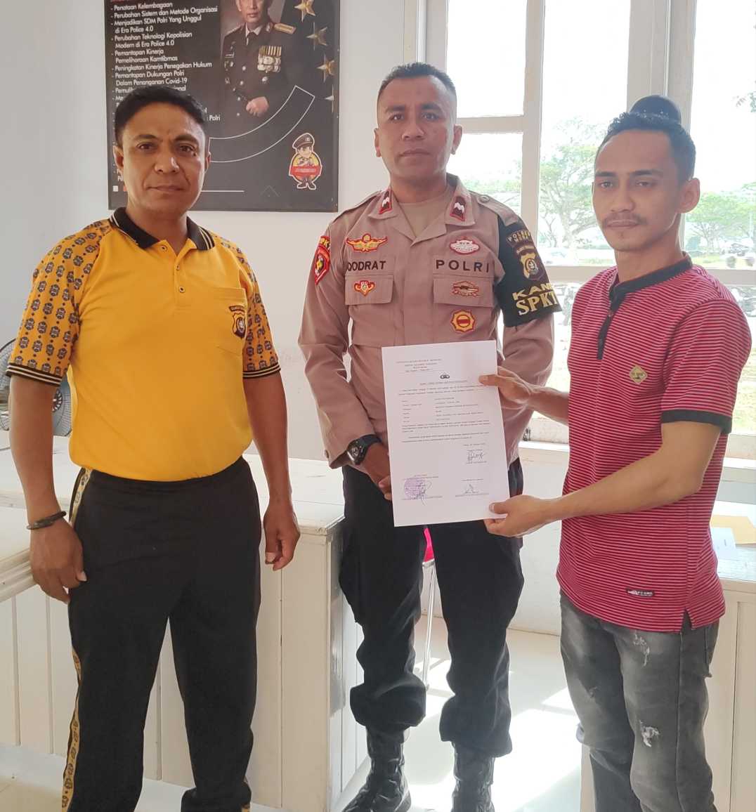 Ketua DPRD Mubar La Ode Rafiudin melaporkan dugaan pencemaran nama baik di Polres Muna, sabtu (18/10/2025).(foto : Kabartime.com).