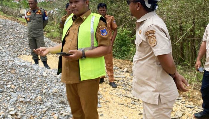 Bupati Mubar Tinjau Proyek IJD di Kusambi, Soroti Perbedaan Material