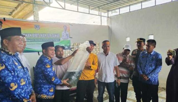 Bupati Mubar Salurkan 111.800 Bibit Ikan Air Tawar, Pacu Ketahanan Pangan dan Ekonomi Masyarakat