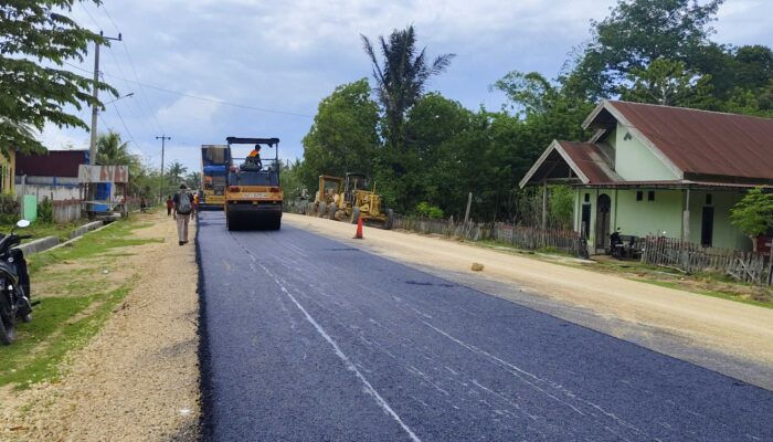 PT Bangun Ekonomi Saurea Mulai Pengaspalan Jalan IJD Kusambi-Guali, Kontraktor Jamin Kualitas Hingga 20 Tahun