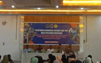 Ketgam: Dinas Kesehatan (Dinkes) Kabupaten Muna Barat (Mubar) menggelar Pelatihan Keamanan Pangan Siap Saji bagi para pengelola, penanggung jawab, dan penjamah makanan di Satuan Pelayanan Pemenuhan Gizi (SPPG),di aula Kantor Balai Desa Marobea, Kecamatan Sawerigadi, Mubar pada Sabtu,(13/12/2025),(foto:kabartime.com).