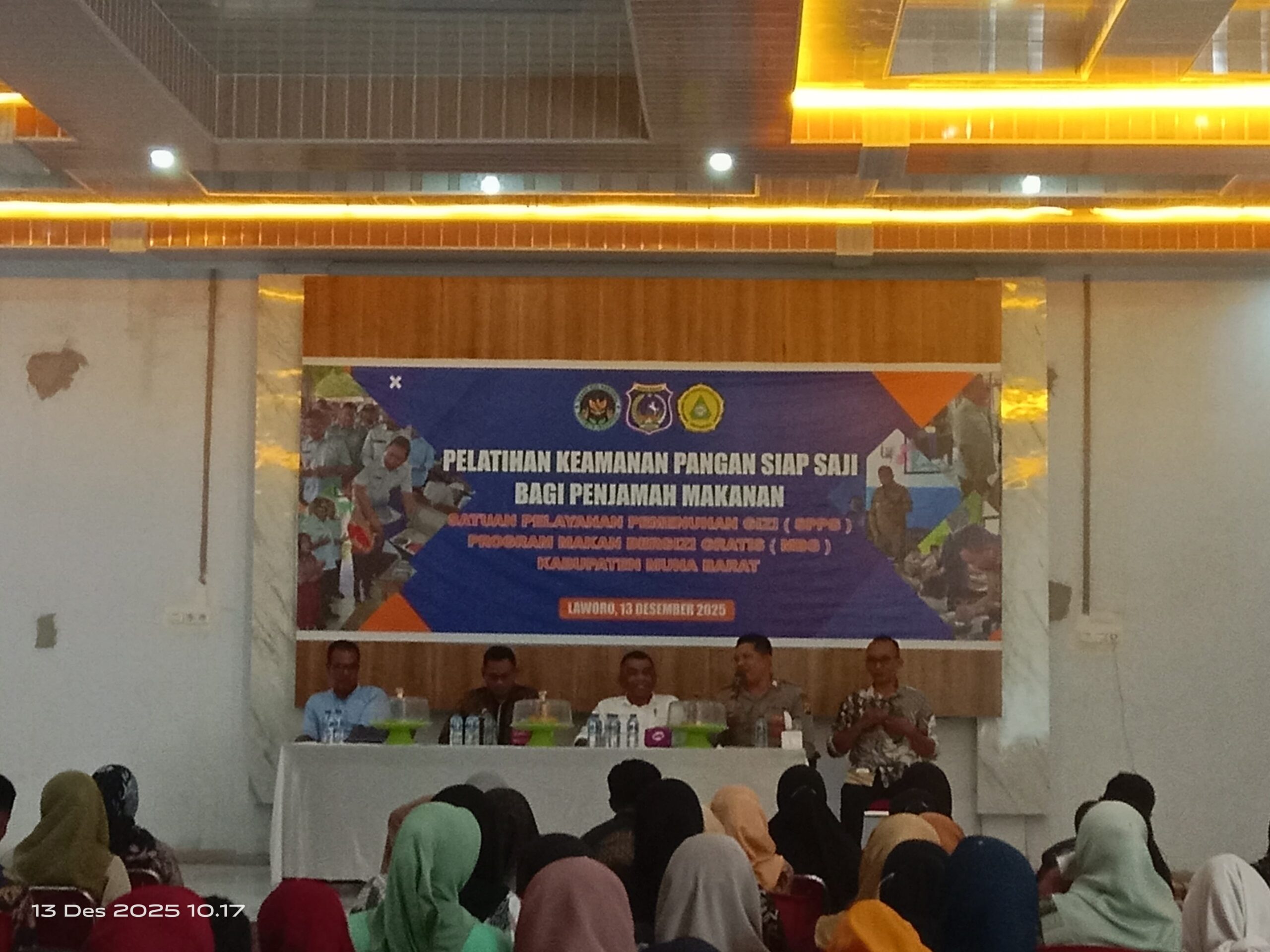 Ketgam: Dinas Kesehatan (Dinkes) Kabupaten Muna Barat (Mubar) menggelar Pelatihan Keamanan Pangan Siap Saji bagi para pengelola, penanggung jawab, dan penjamah makanan di Satuan Pelayanan Pemenuhan Gizi (SPPG),di aula Kantor Balai Desa Marobea, Kecamatan Sawerigadi, Mubar pada Sabtu,(13/12/2025),(foto:kabartime.com).